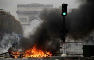 Mientras Macron asiste al G20, Arde París