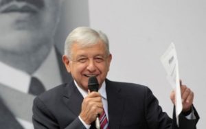 Presidente de México anuncia que adelantará pago de pensiones y programas sociales