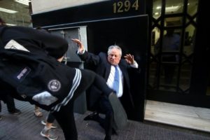Manifestantes golpean al presidente del Tribunal Constitucional de Chile