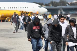 EE.UU: El millonario negocio de los vuelos con inmigrantes deportados
