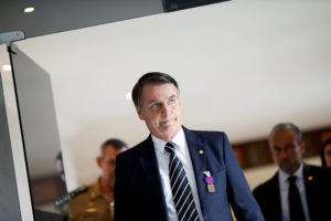 En su segundo día, Bolsonaro asesta golpe a indígenas y comunidad LGBT