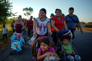 Telefonía móvil de México regala sims cards a migrantes hondureños