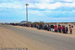 Caravana de 300 migrantes centroamericanos logra cruzar frontera de EEUU