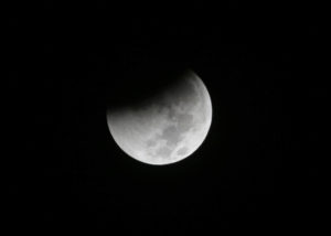 Se aproximan un eclipse lunar total, una superluna y una luna de sangre simultáneos