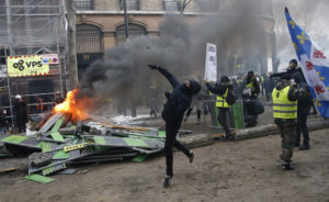 Chalecos amarillos siguen presionando a Macron con protestas
