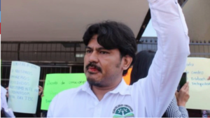 Maestro se costura la boca en protesta por falta de pagos