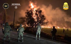 Mueren 20 personas al estallar un oleoducto en México