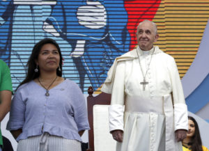 Papa cuestiona que se margine a pecadores