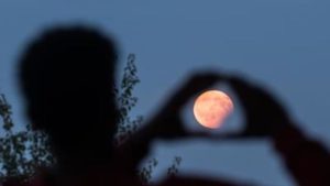 Policía atropella a dos personas que veían el eclipse