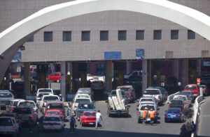 Agente de EEUU balea a conductor en frontera con México