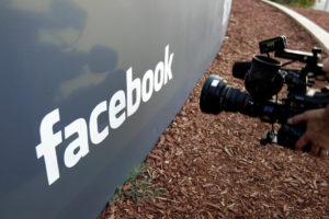 Legisladores británicos acusan a Facebook de infringir leyes