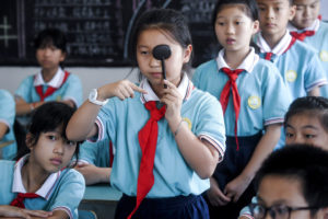 Provincia de China prohíbe tareas escolares en apps móviles