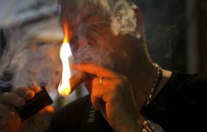 Pese a presiones, crece venta de tabaco cubano