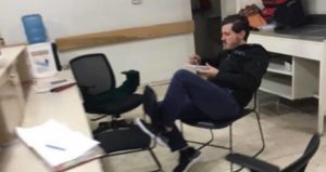 Doctor que no atendió a una anciana por estar cenando, ha sido despedido