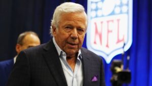 Acusan al dueño de los Patriots por solicitar servicios de prostitución