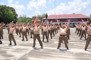 Tailandia le declara la guerra a los policías “panzones”