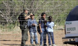 EEUU: Pretenden alojar cinco mil menores inmigrantes en instalaciones militares