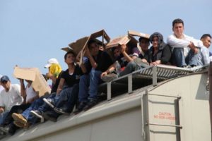 Inmigrantes hondureños vuelven a usar “La Bestia” tras redada en México