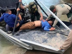 Rescatan a menor hondureño que se ahogaba en el río Bravo