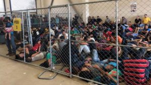 Imágenes muestran el hacinamiento en los centros de detención de migrantes