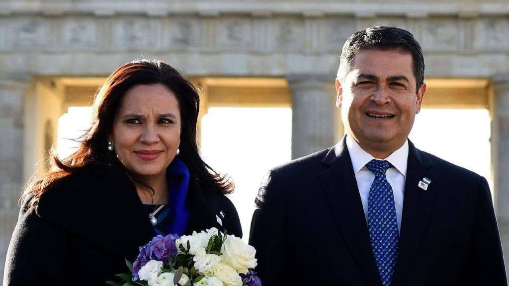 El presidente hondureño, Juan Orlando Hernández, en una foto de 2015 con su esposa, Ana García de Hernández. Imagen: AFP