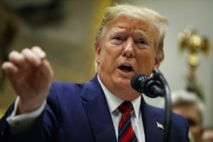 Trump busca negar residencia a inmigrantes legales que usen beneficios públicos