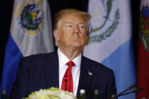 Demandan a Trump por excluir del cheque federal a casados con inmigrantes
