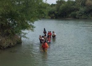 Salvan a diez inmigrantes hondureños de ahogarse en el río Bravo