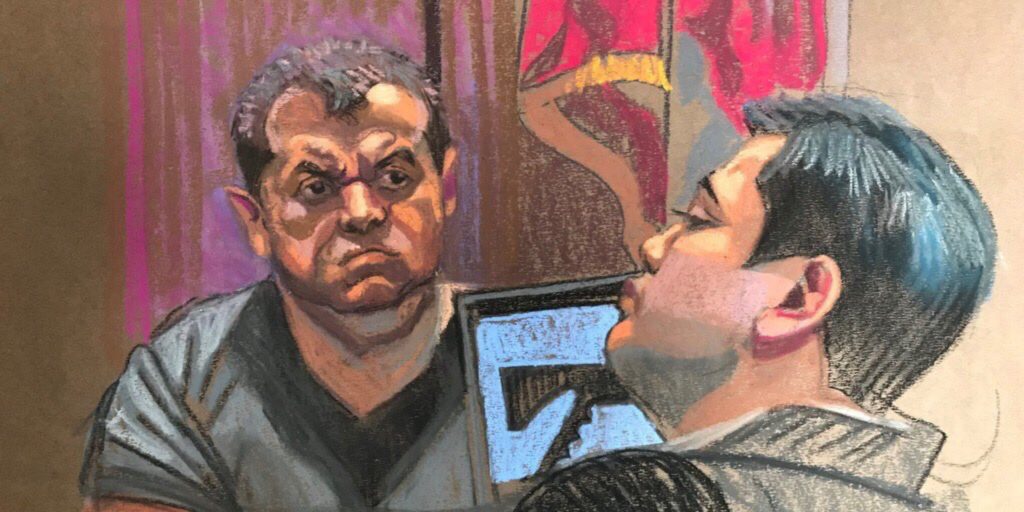 Courtroom sketch featuring Víctor Hugo Díaz Morales, alias El Rojo, with a stern face seated opposite another man in profile; bold lines, muted tones emphasize tension in the scene.