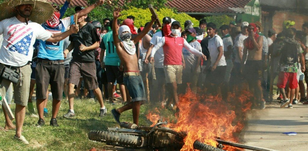 Opositores exigen con protestas una segunda vuelta electoral en Bolivia