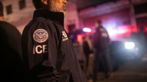 ICE no impondrá multa a inmigrantes que viven en iglesias