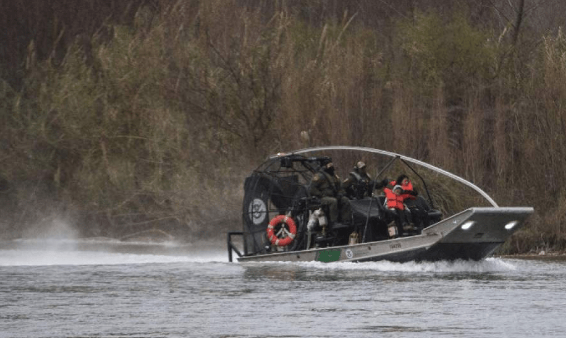 Rescatan a ocho hondureños de morir ahogados en el río Bravo