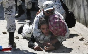 México: Regresan 110 hondureños que huyeron en la caravana