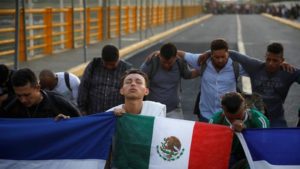 Un nutrido grupo de la caravana de inmigrantes logra entrar a México