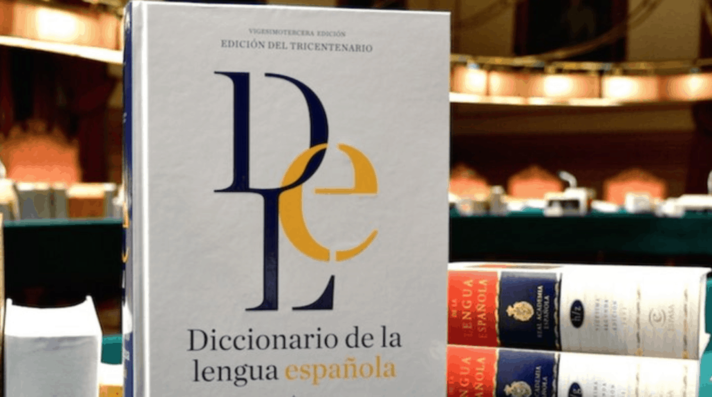 RAE analiza incluir 'elle'. innecesario