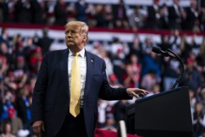 Trump dice a votantes que recuperará la economía tras la pandemia