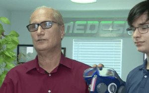 Padre e hijo diseñan mascarilla con Bluetooth incorporado