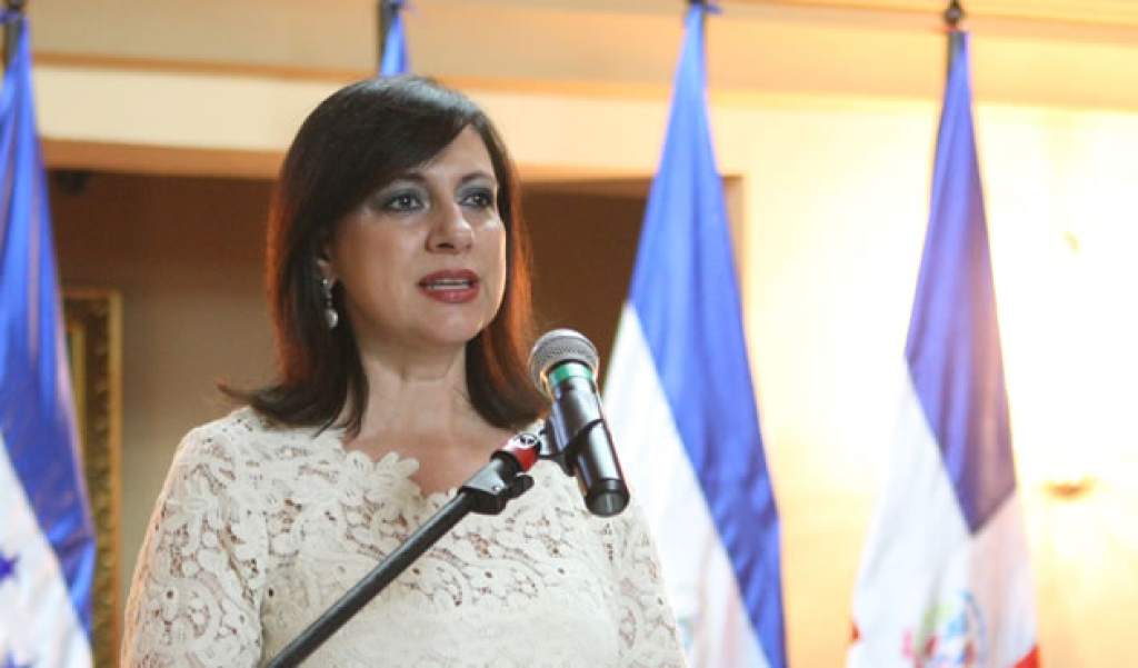 Maria Antonieta de Bográn niega nexos con Axel López.