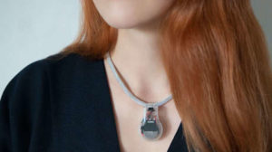 Crean collar para evitar tocarse la cara con las manos