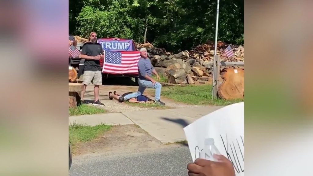 Empleado de Fedex se burla de la muerte de George Floyd.