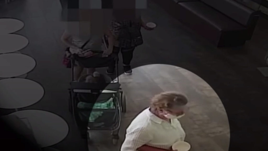 Mujer tose en el rostro de bebé.