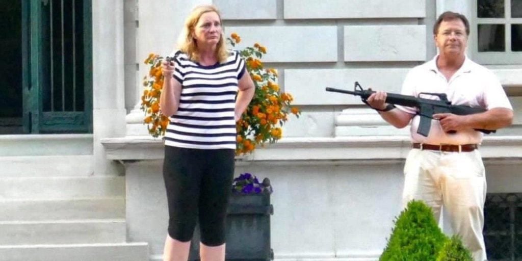 Pareja amenaza con su armas a manifestantes en Saint Louis