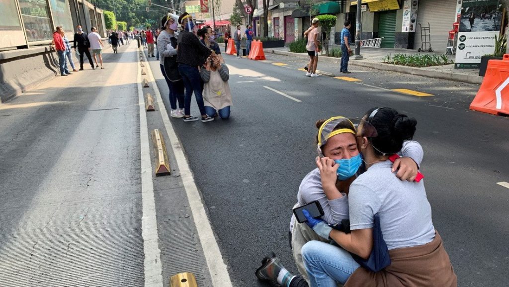 Sismo en México enciende alerta de tsunami en Centroamérica.