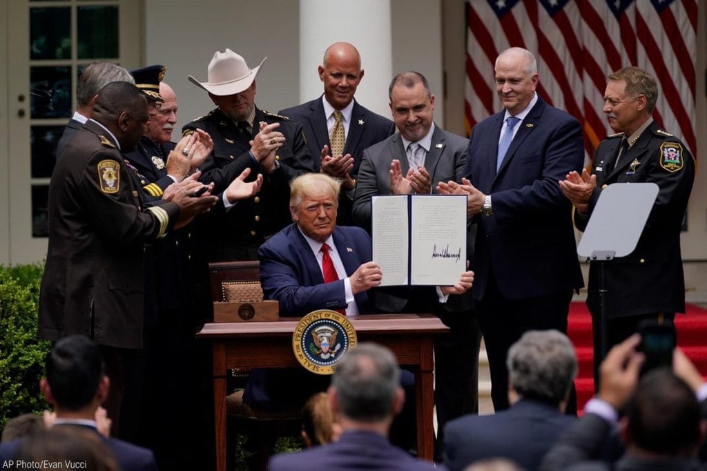 Trump prohíbe las llaves de estrangulamiento