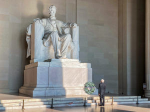 AMLO homenajea a Lincoln y Juárez en inicio de visita a Washington