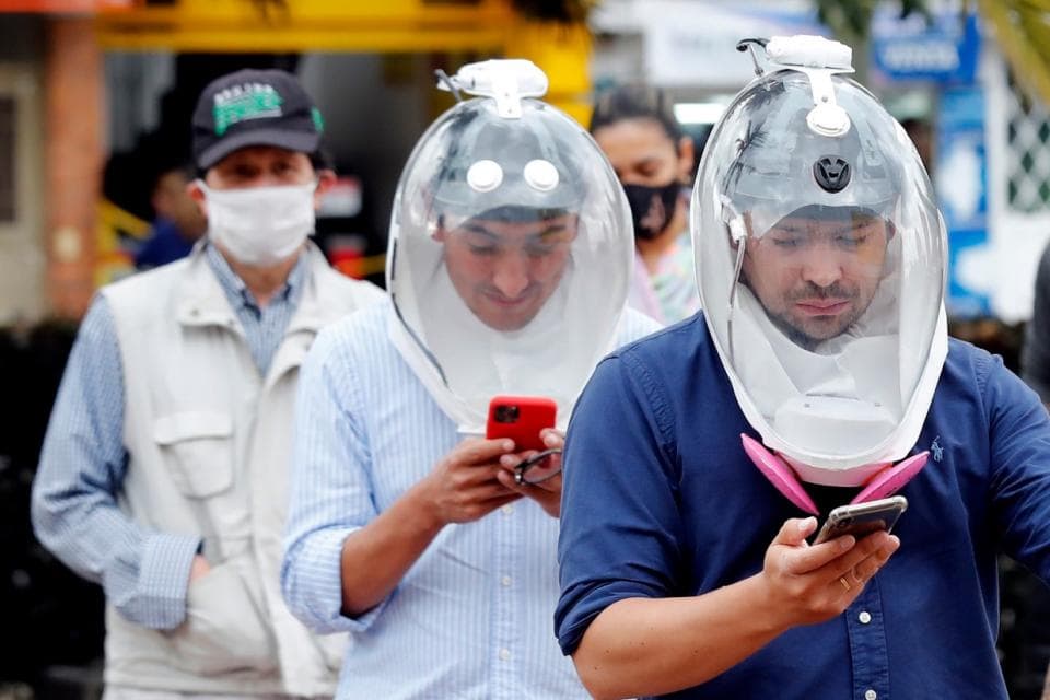 Colombia: Con casco similar a la de los astronautas buscan evitar propagación del Covid-19