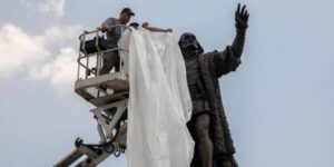 Chicago: Autoridades derriban dos estatuas de Cristóbal Colón