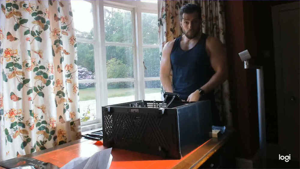 “Superman” enseña a armar una PC y casua gran revuelo en las redes sociales