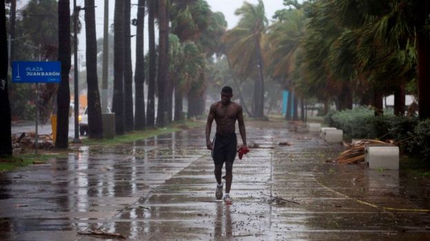 Isaías se convierte en huracán rumbo a EEUU
