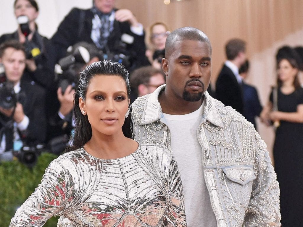 Sorprenden a Kim Kardashian llorando en vehículo con Kanye West